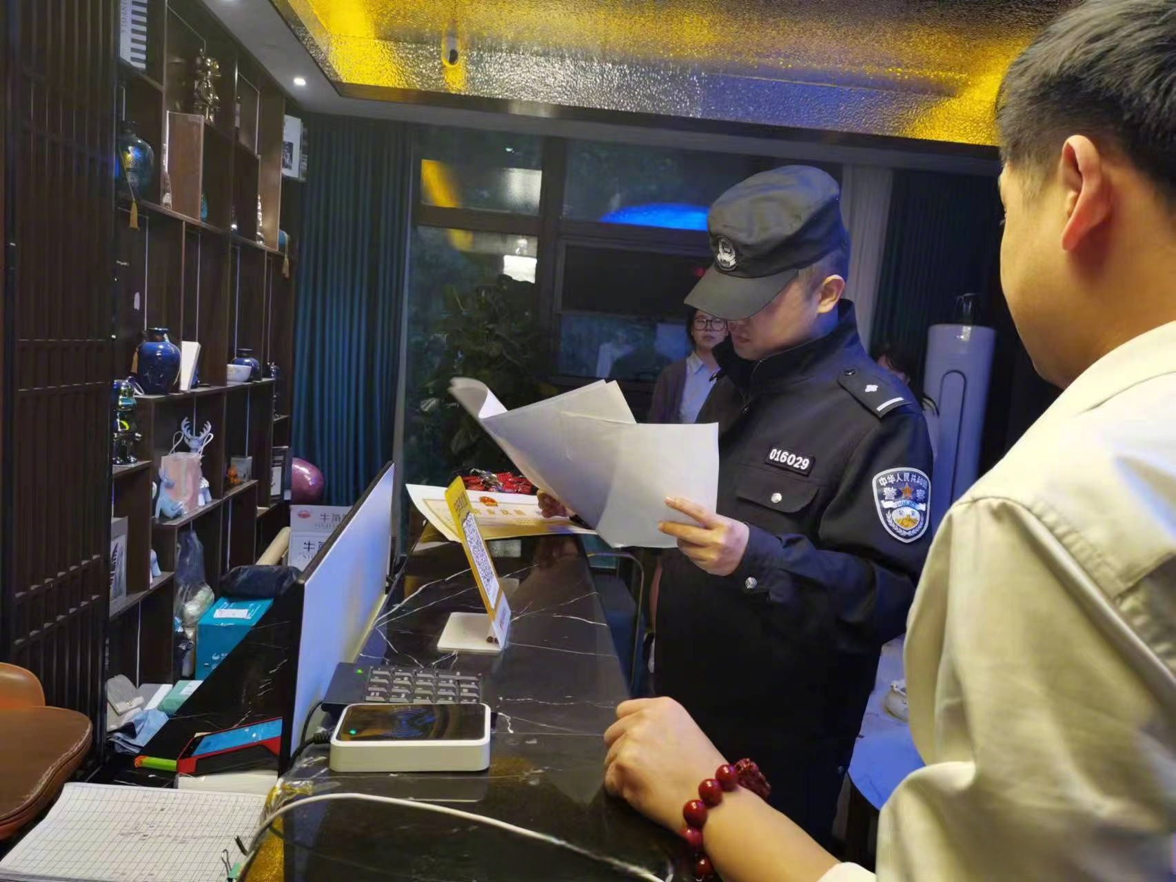 警察與盾牌 守護(hù)未成年人的“五必須”防線